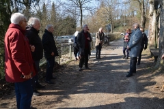 Der 1. Vorsitzende der Robbergfreunde Tobi Börstler erläutert die Geschichte ...
