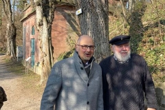 Der Oberbürgermeister schreitet zusammen mit dem Initiator der Sanierung, Joe Walz, zur Toröffnung.