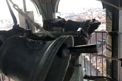 Die Rathausglocke gibt das Startsignal zum Öffnen des Weintores, ...