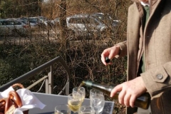 Hobbywinzer Rolf Apell schenk seinen Robbergwein aus, ...