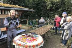 Pascal Weibel erläutert die wichtigsten Gerätschaften für den Baumschnitt.