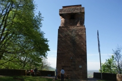 Der Bismarckturm erwartet in der Morgensonne die erste Öffnung im Jahr 2019.