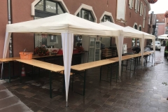 Der Aufbau am Samstag erfolgte noch im Regen.