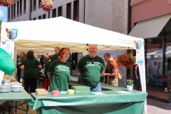 Die Standbesatzung in ihren neuen T-Shirts ist für die Gäste gerüstet.