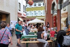 Die Gäste lassen sich gerne am Stand nieder.