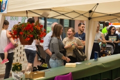 Geduldig warten die Gäste in der Schlange auf die frisch gebackenen Waffeln.