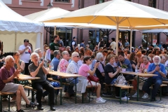 Die Zuschauer applaudieren.