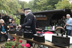 Joe Walz entführt uns in die Bügeltechniken vergangener Jahrhunderte.