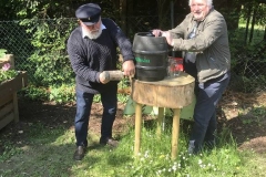 Der Fassanstich eröffnet den Frühjahrs-Frühschoppen.