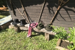 Im Laufe des Frühschoppens hat sich noch eine Kopfbedeckung dazugesellt.