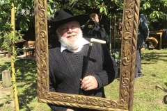 Ein gutaussehender Geselle gefällt mit und ohne Rahmen.