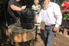 ... rinnt das erste Bier bereits in das Glas.