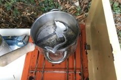 In der Gießerwerkstatt köchelt das Zinn bei 250°.