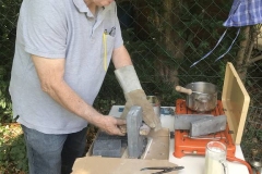 Zunächst wird die zweiteilige Form geschlossen und gespannt, ...