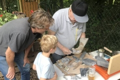 Unter fachkundiger Aufsicht wird die Zinnfigur dann noch entgratet.