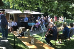 ... und animiert auch die Besucher zum Mitsingen.