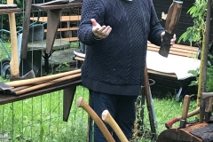 Joe erläutert fachkundig die Funktionsweise der Werkzeuge ...