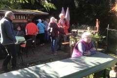 Strahlender Sonnenschein lockt die Besucher zum Herbst-Frühschoppen.