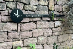 Der Zeiger weist den Weg zum Frühschoppen.