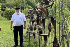 Und Joe präsentiert die Exponate mit kleinen Geschichten.