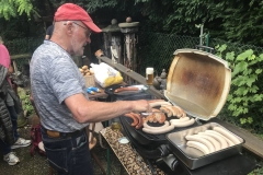 ... mit frisch gegrillter "Wild-Bratwurst".