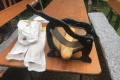 Stilecht wird das Baguette geschnitten.