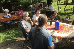 Die ersten Gäste versammeln sich bereits kurz nach 10 Uhr.