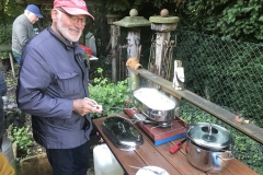 Nur ziehen, nicht kochen. Reinhold Feketitsch hat den Gargrad der Weißwürste fest im Blick.