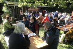 Bei strahlender Herbstsonne findet unser Oktoberfest einen gemütlichen Ausklang.