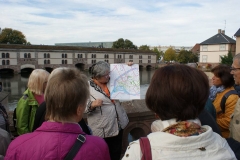 Stadtführerin Monique Fritz veranschaulicht die Lage der Altstadt, umgeben von der Ill.