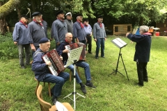 Der Shanty-Chor der Marinekameradschaft Ettlingen bereichert den Nachmittag ...