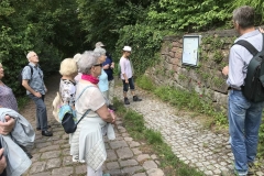 Die Wanderer versammeln sich am Aufstieg zum Robberg.