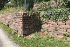 Eine vorbildlich gesetzte Trockenmauer mit freistehender Ecke.