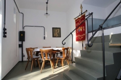 Die Vereinsfahne "weht" über dem runden Tisch des Vorstandes.