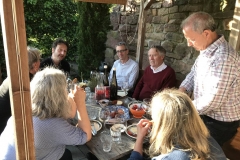 Reichlich gefachsimpelt wurde beim Winzervesper bei den Gastgebern Eva Lauinger und Peter Schmidt.