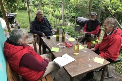 Entspanntes Fachsimpeln bei einem Schluck Robbergwein: BNN-Redakteur Johannes-Christoph Weis, BNN-Fotograf Werner Bentz, Robberg-Winzer Jürgen Mitschele und Rolf Apell (v.l.n.r.)
