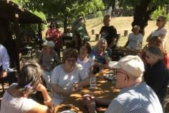 Zahlreiche Gäste finden sich zum Sommerfrühschoppen ein.