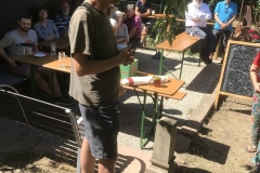 Nico Ziegemeyer steht Rede und Antwort rund um das Thema Imkerei.