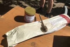 Kleine Dinge, die Freunde bereiten: Robberg-Honig und frisches Baguette.