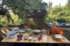 Mit einem sommerlichen, leichten Frühstücksbuffet ...