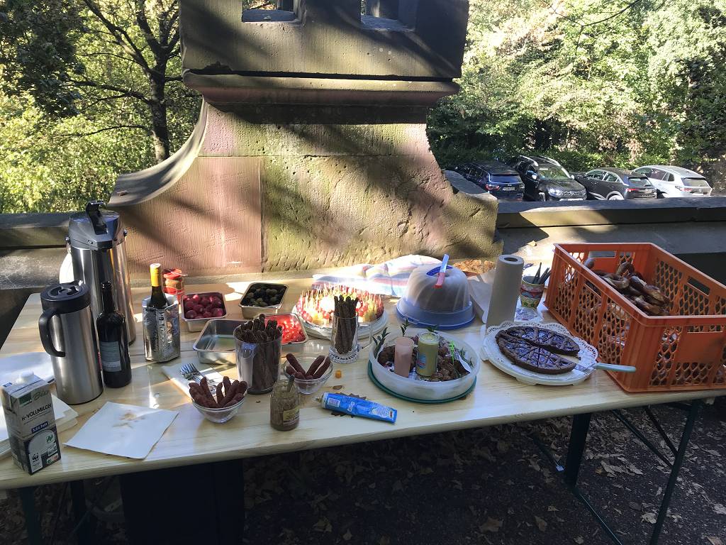 Das Buffet lädt ein zu Kuchen und Wiesn-Schmankerln ...
