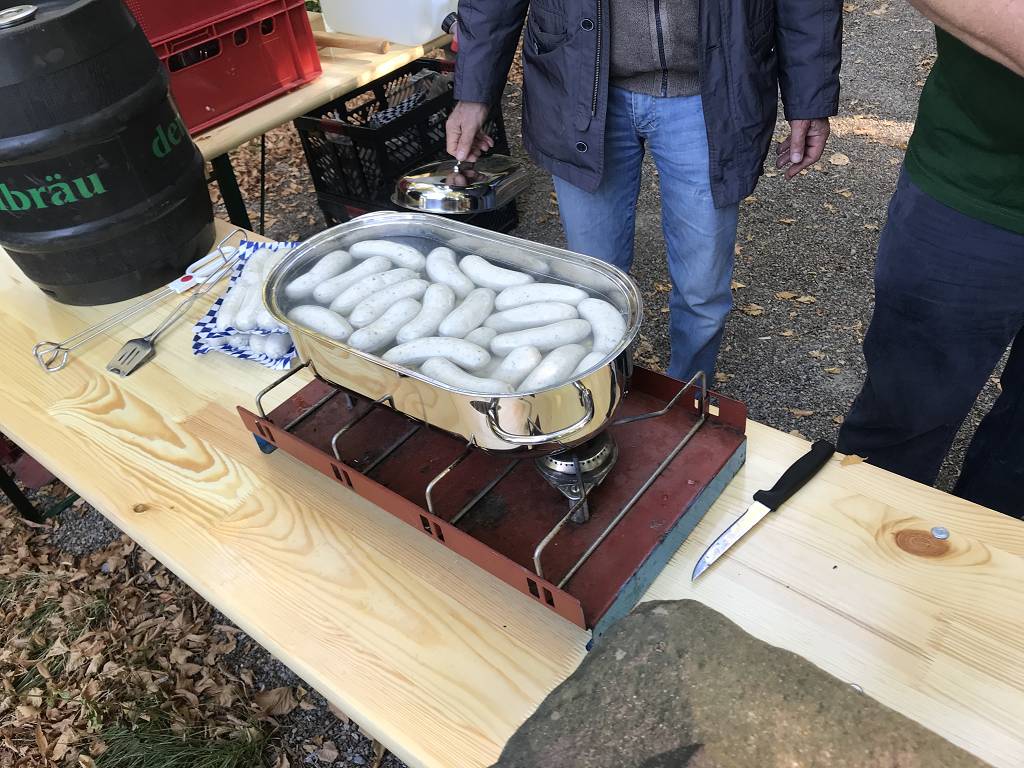 ... ziehen die Weißwürste gar.
