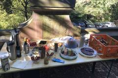Das Buffet lädt ein zu Kuchen und Wiesn-Schmankerln ...
